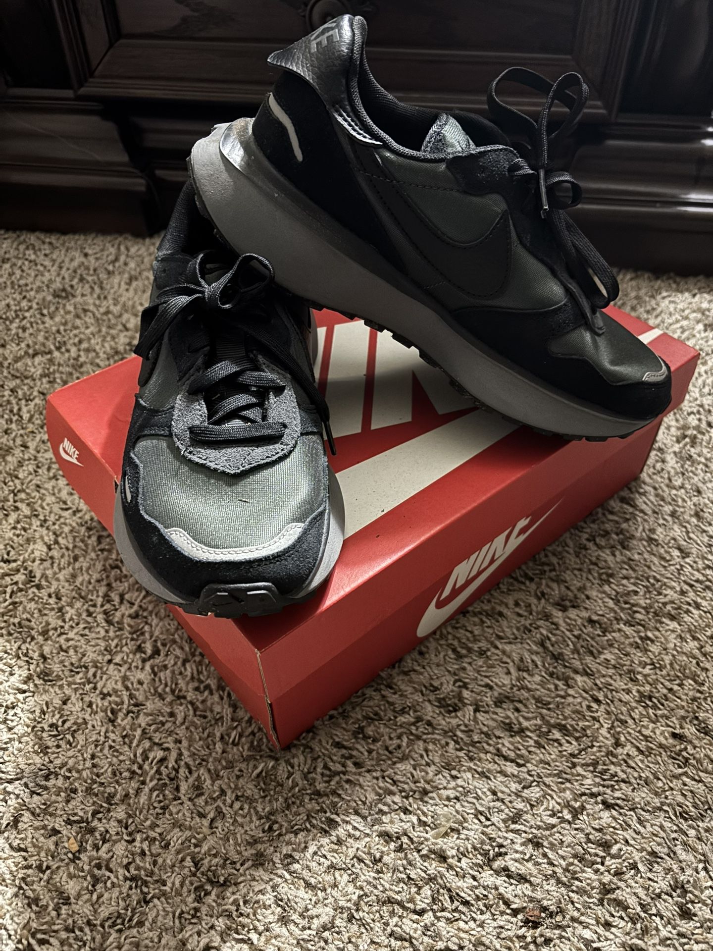 NEW NIKE PHOENIX