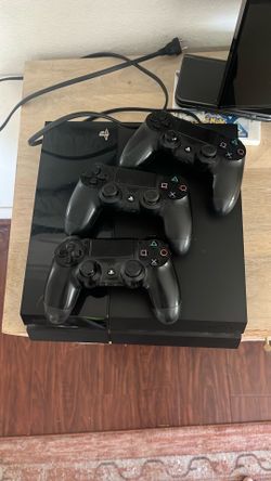 PS4 + 3 controllers