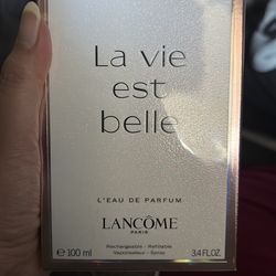 La Vie est Belle perfume