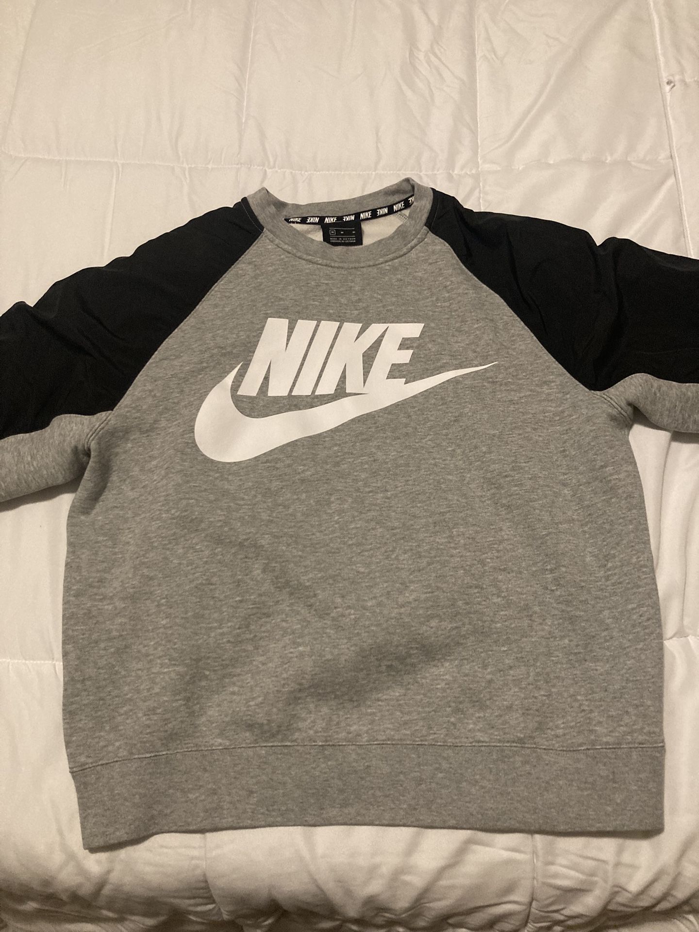Nike Medium Crewneck Sweatshirt With Black Sleeves.