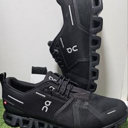 Model: Cloud 5 Waterproof.
Color: All Black.
Size (as pictured): US Men's 8.5 (UK 8, EU 42, JP 26.5).
Features: Zero-Gravity foam for soft landings, a