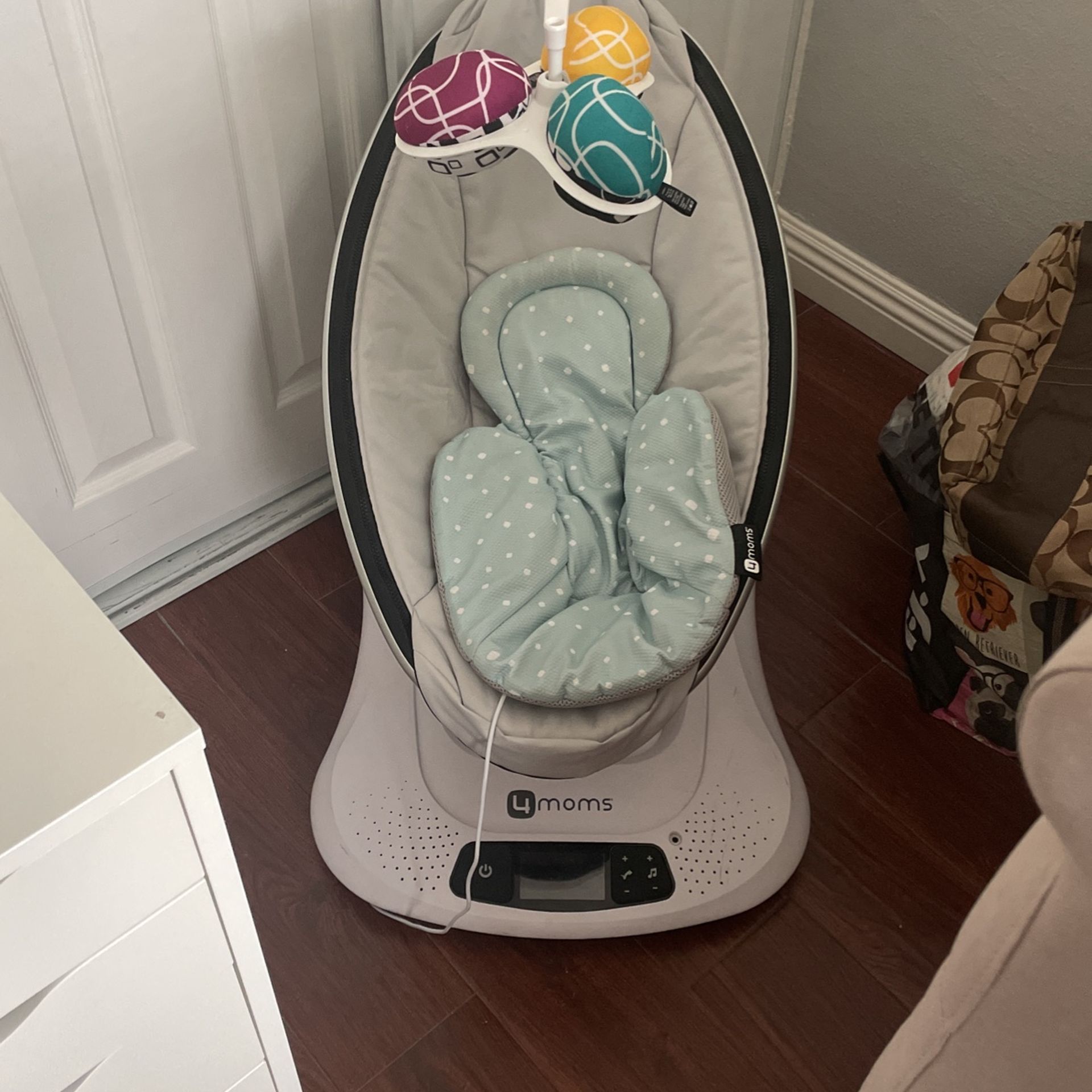 4 Moms Mamaroo Swing 