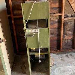 Rheem heater old but works very good. Great condition hundred bucks.