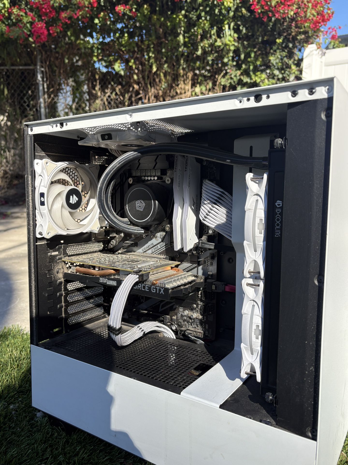 Gaming PC (White/Black)