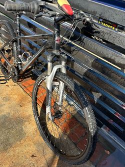 Lightweight mountain bike has a 29-inch wheel size and a 6061 aluminum frame. This black Schwinn Ascension 29 is equipped with a front suspension fork