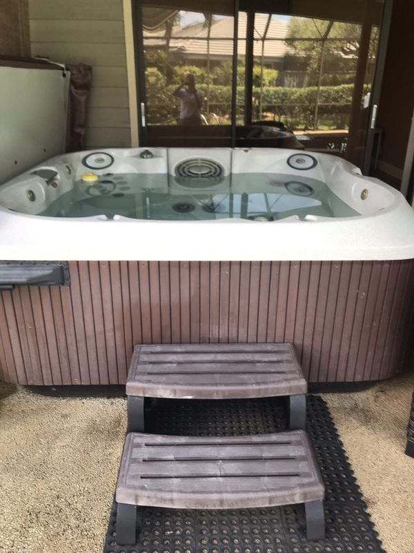 Jacuzzi 6 person hot tub for Sale in Riviera Beach, FL OfferUp