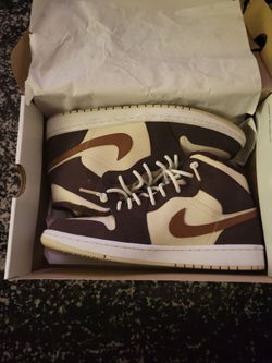 Jordan 1 women's mid se size 10.5W