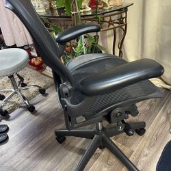 Herman Miller Aeron Office Chair ( SIZE B ) FULLY ADJUSTABLE !!