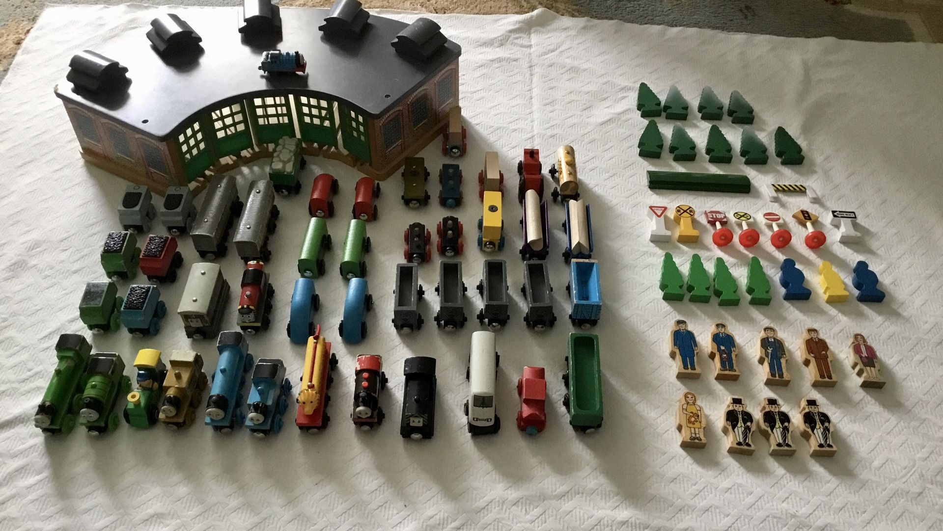 Wooden Thomas & Friends Magnetic Toy Train Railroad Set
