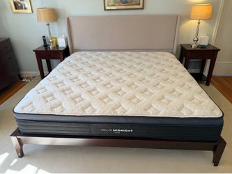Like New Helix Luxe Midnight Pillow Top Hybrid King Mattress