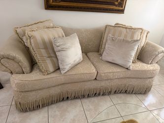 🛋️ FREE – Set of 2 Elegant Traditional Sofas