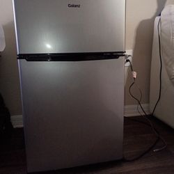 Galanz 3.1 Cu Ft Miniature Fridge