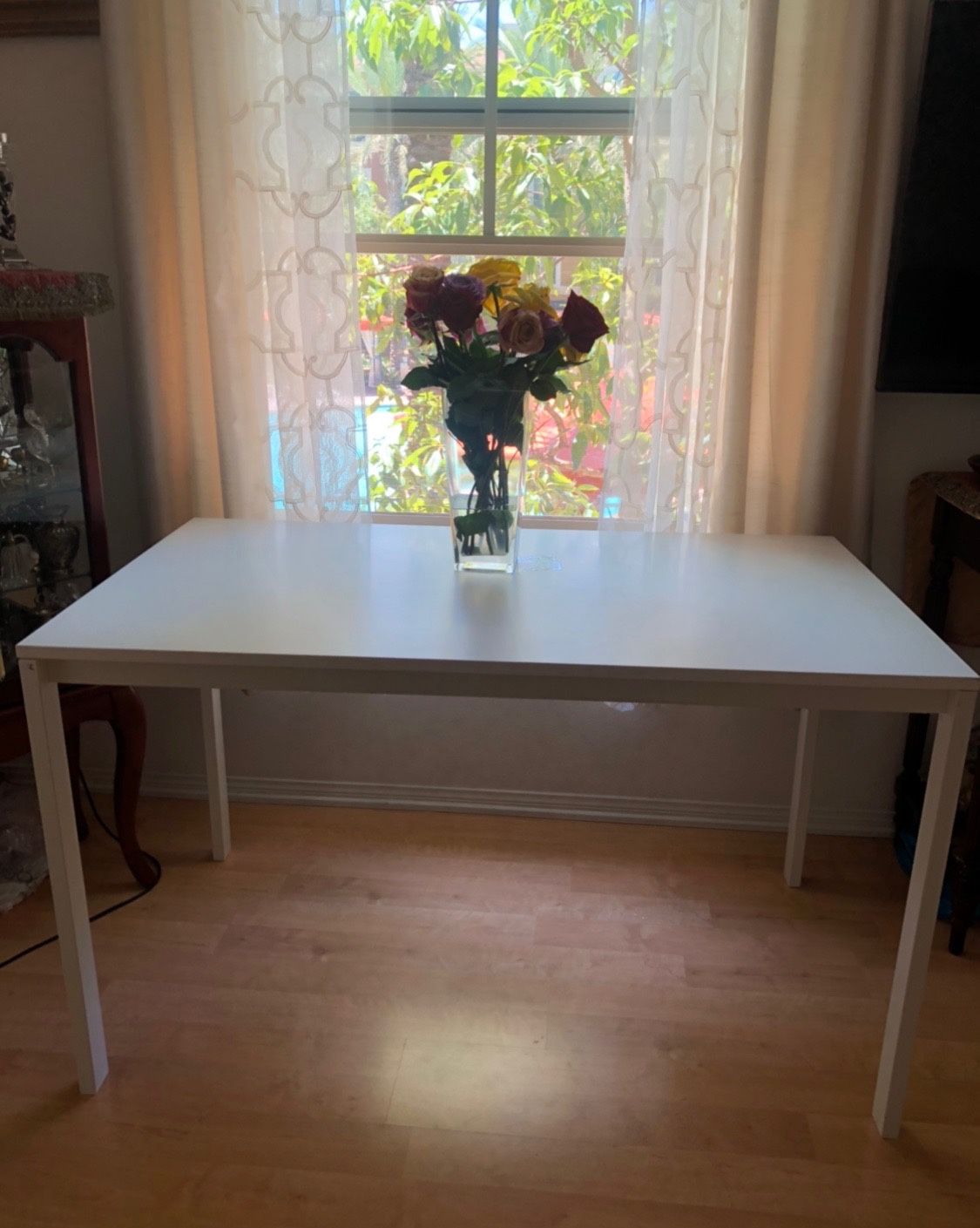 White table/desk