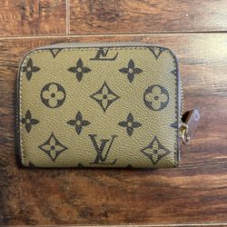Authentic Louie Cash Bag 