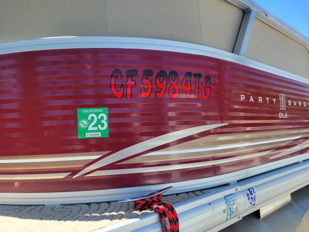 2014 Sun tracker 20 deluxe party barge signature series