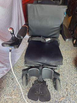 Q300 Mini wheelchair