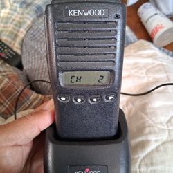Kenwood Tk-372-G1 Uhf Radio With Charger