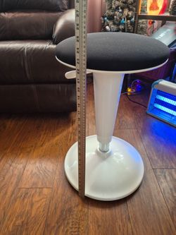 Modern Stool / Banco Moderno
