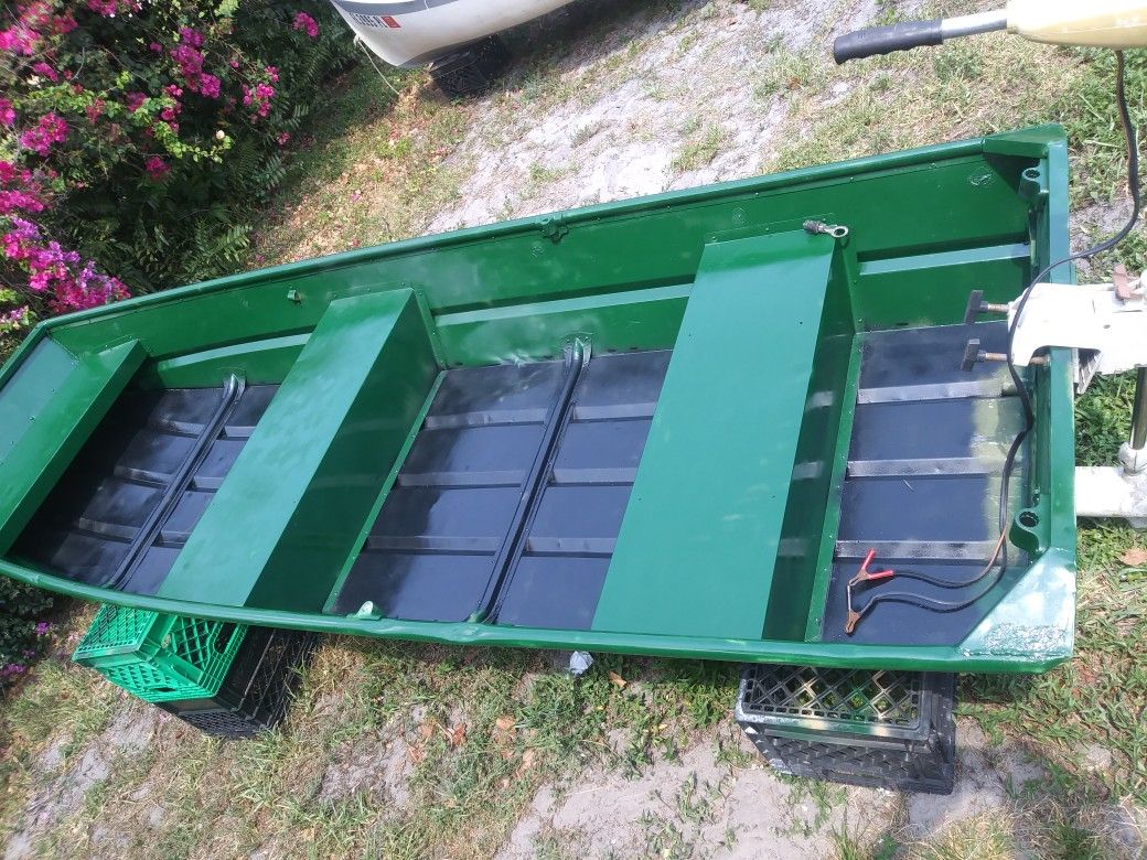 10 ft jon boat w/ trolling motor for Sale in Hollywood, FL OfferUp