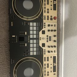 Pioneer DDJ REV 7  DJ controller with Deck Cover