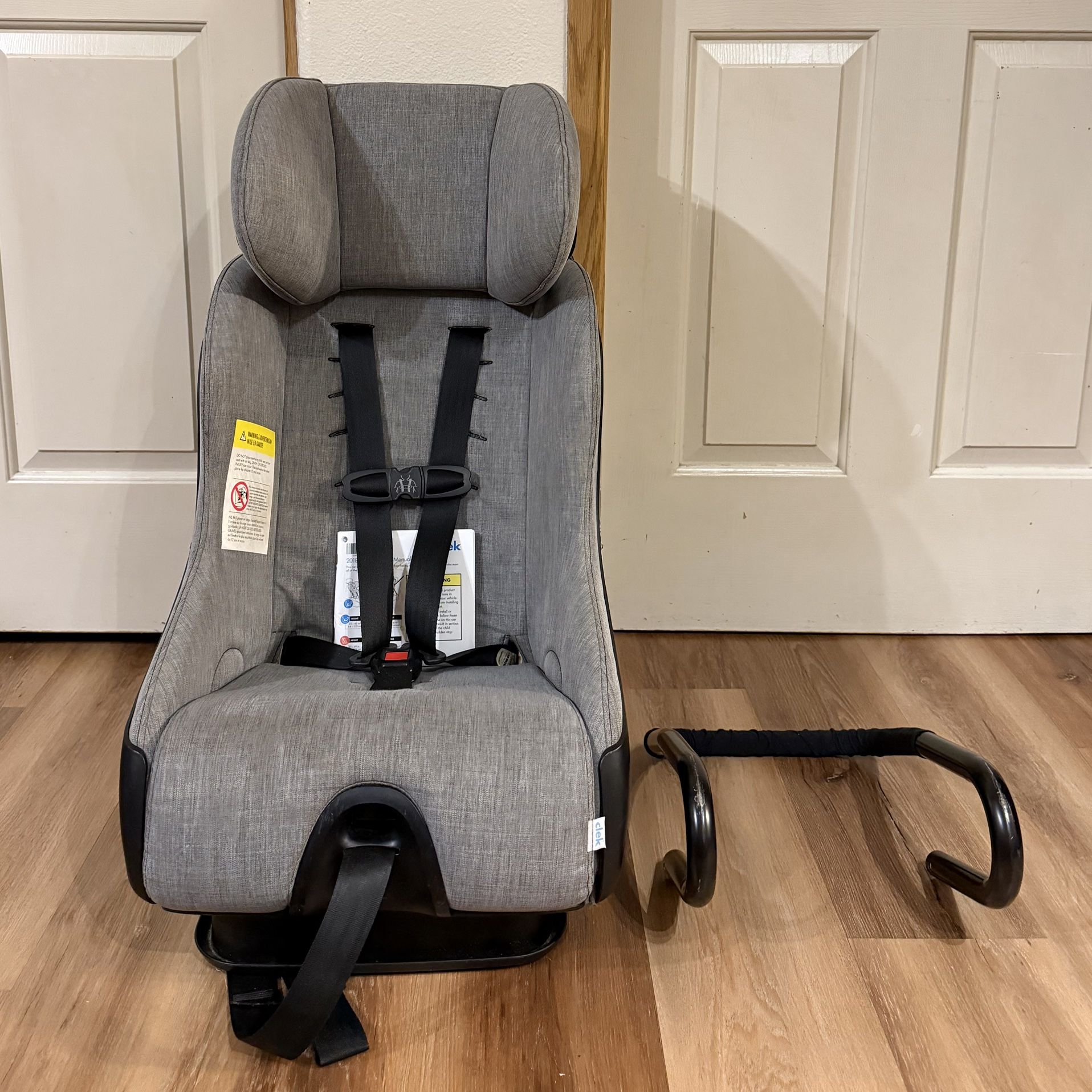 Clek Fllo convertible car seat