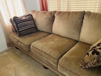 2 Sofa’s and 1 Dining set table for 6