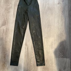 Offline by Aerie Soft Stretch Green Black Crackle Faux Leather Leggings