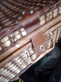 Picnic basket /wit all essentials