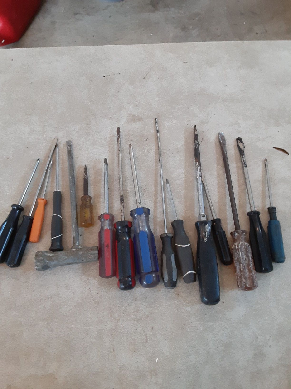 Miscellaneous lot of 16 screwdrivers. Lot #F. Porch Pick up in North Hagerstown Md.