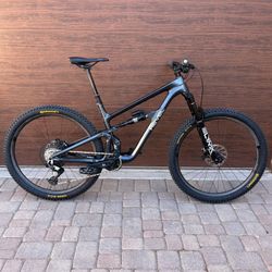 2025 Revel Rascal (large)(like new)(upgraded)