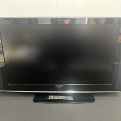 Samsung Flat Screen TV w/stand 