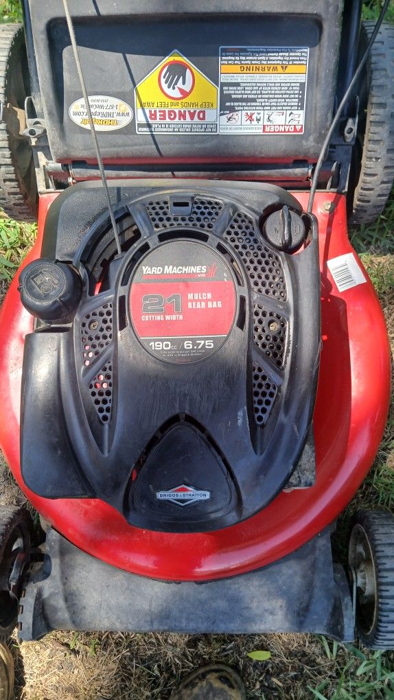 YARD MACHINES PUSH MOWER.