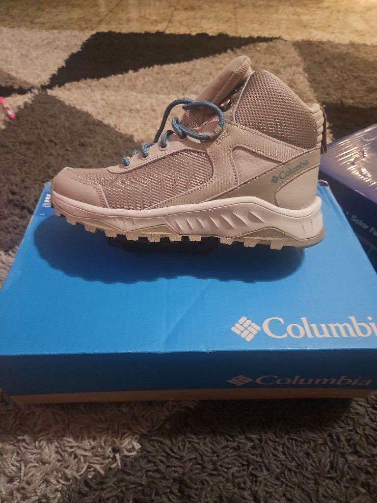 COLUMBIA  WOMENS  HIKING  BOOTS SIZE 7.5