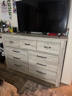 Queen bedroom