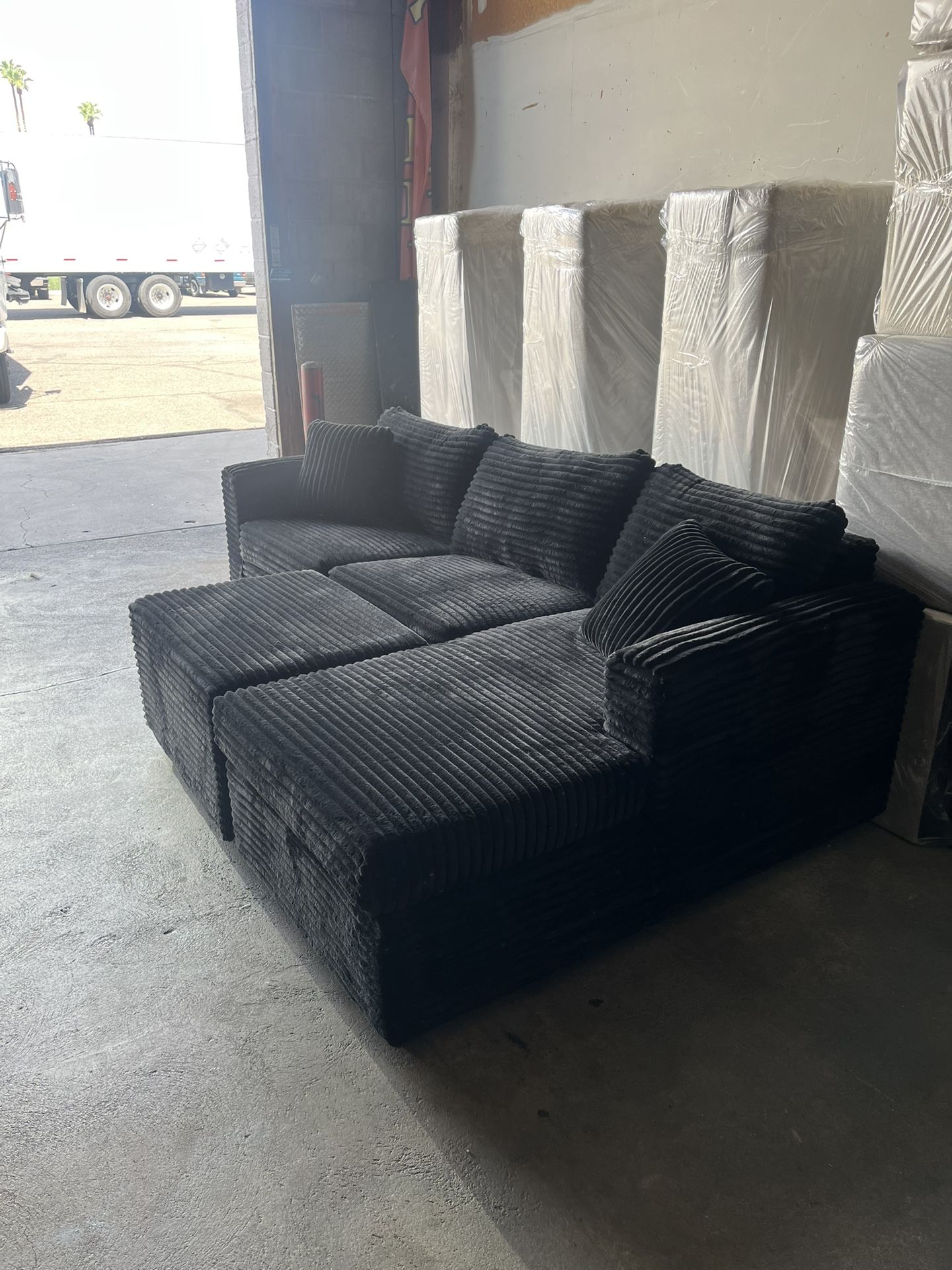 💥 Brand New Black Corduroy Sectionals With Free Ottoman 