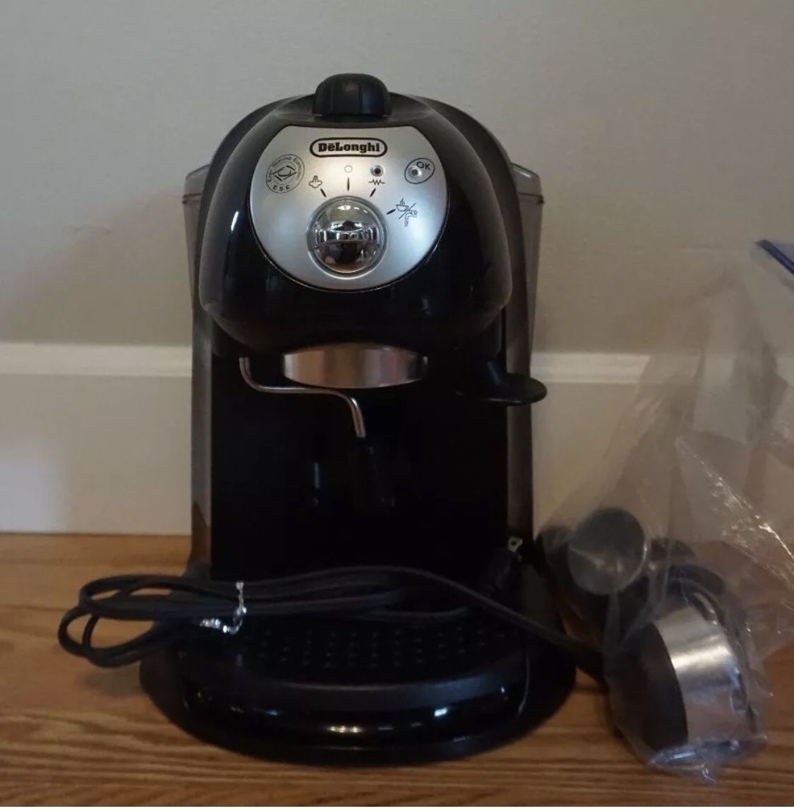 DeLonghi BAR32 Retro 15 BAR Pump Espresso and Cappuccino Maker Coffee Machine