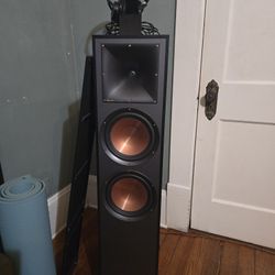 Klipsch R-820F floorstanding Speakers. 8" Woofers