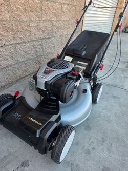 MURRAY GAS 22"IN 4 X 4 SELF PROPELLED LANW MOWER LIKE NEW