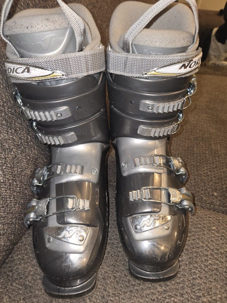 Nordica Ski Boots, Size Mondo 26-26.5, Very Good Condition.