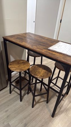 Table and 4 bar stools