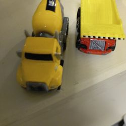 2 Construction Vehicles Rare Find 1:64 Scale 