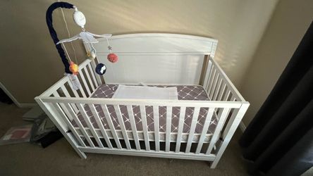 Baby crib with mattress new never used