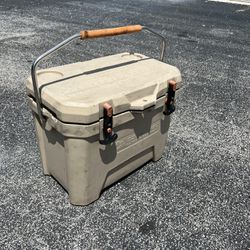 Ozark Trail 26-Quart High-Performance Beach Camping Drink Cooler Ice Chest! Lockable. Some cosmetic wear. Needs to be cleaned 20x12x15in