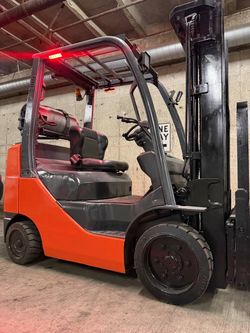 TOYOTA 8FGCU25 latest model forklift ,5500 lb,3 stage, side shift