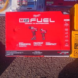 Milwaukee M12 Drill Set 