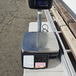 Avery berkel commercial/ Retail scale with built in printer. Many features working great

Comes with display post

30 lb capacity

Working great 
