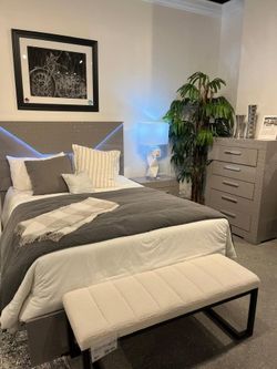 Contemporary & Stylish, high gloss finish Queen bedroom set w/led light in various Finish