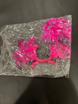 Vibrant pink feather hair comb features