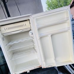 GE mini fridge with top freezer