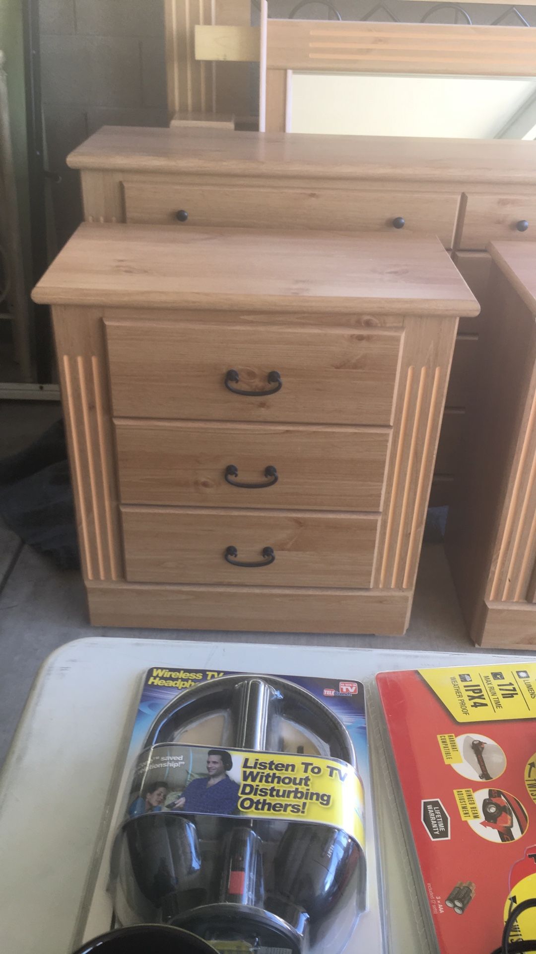 Bedroom Set Queen, No Mattress Headboard, Footboard, 2 Night Stands , Dresser And Mirror.